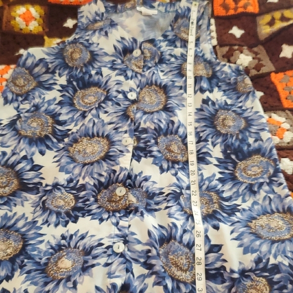 Floral Sleeveless Button-Up Blouse - Picture 6 of 8